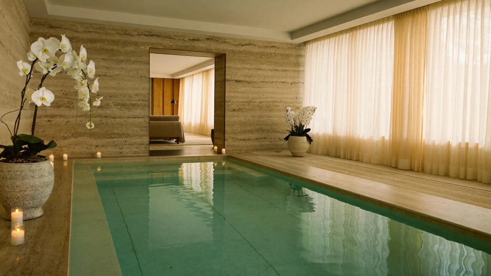Piscina de hidroterapia do spa com velas e orquídeas