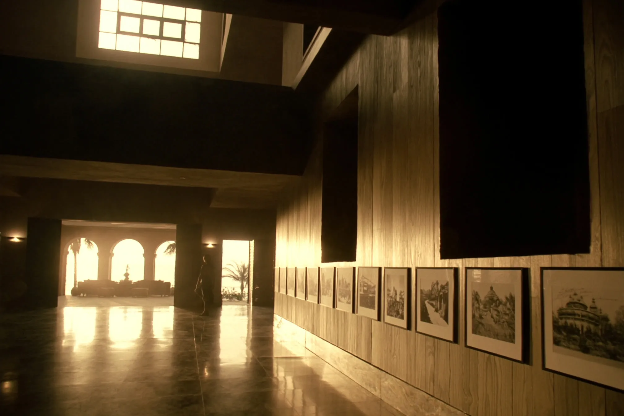 Corredor histórico do hotel boutique de luxo Áurea Palace com fotografias em preto e branco emolduradas na parede