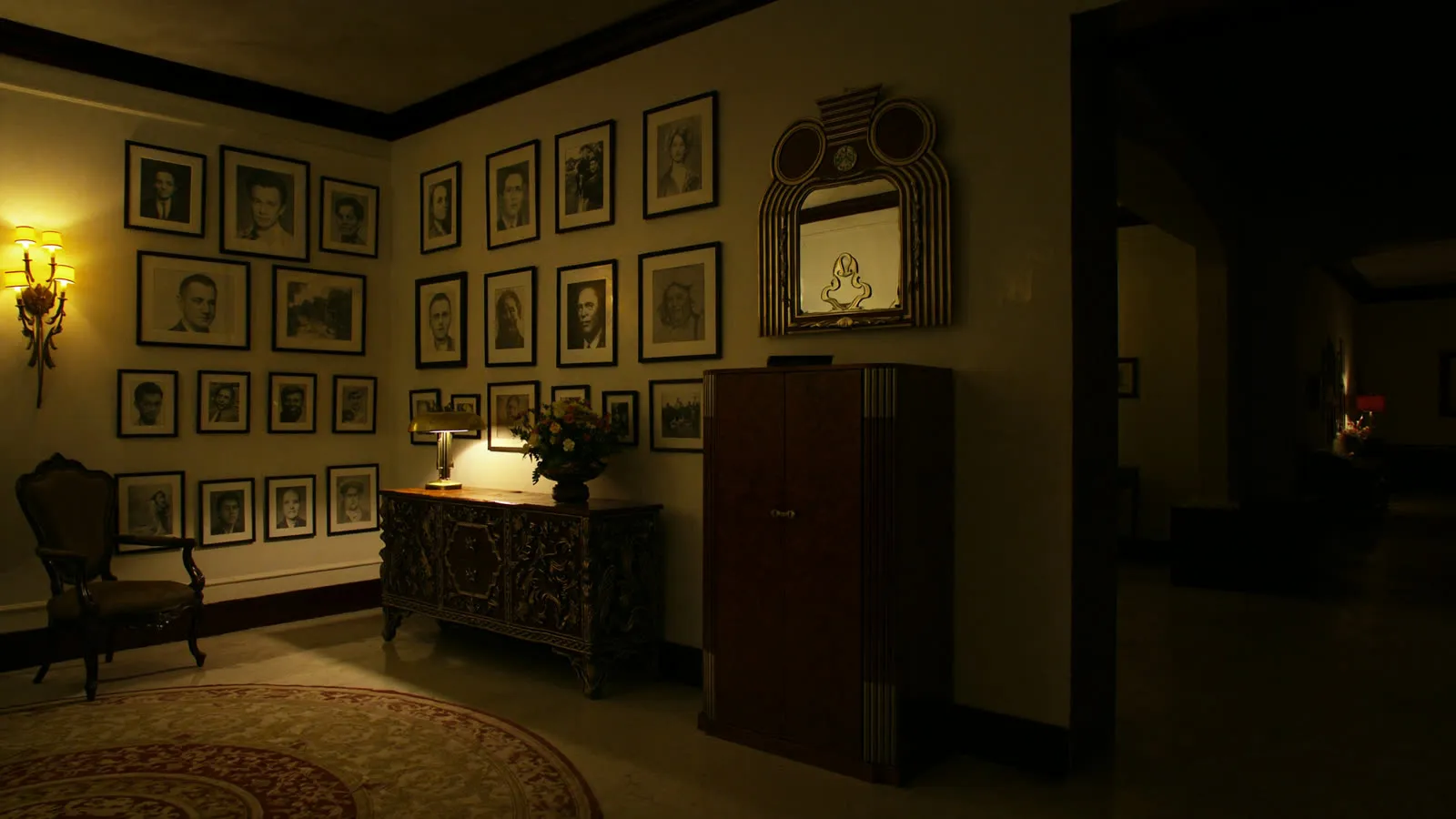 Corredor histórico do Áurea Palace com fotografias em preto e branco e mobiliário de época