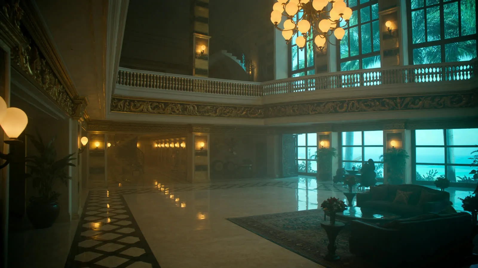 Lobby de mármore do Áurea Palace com colunas douradas