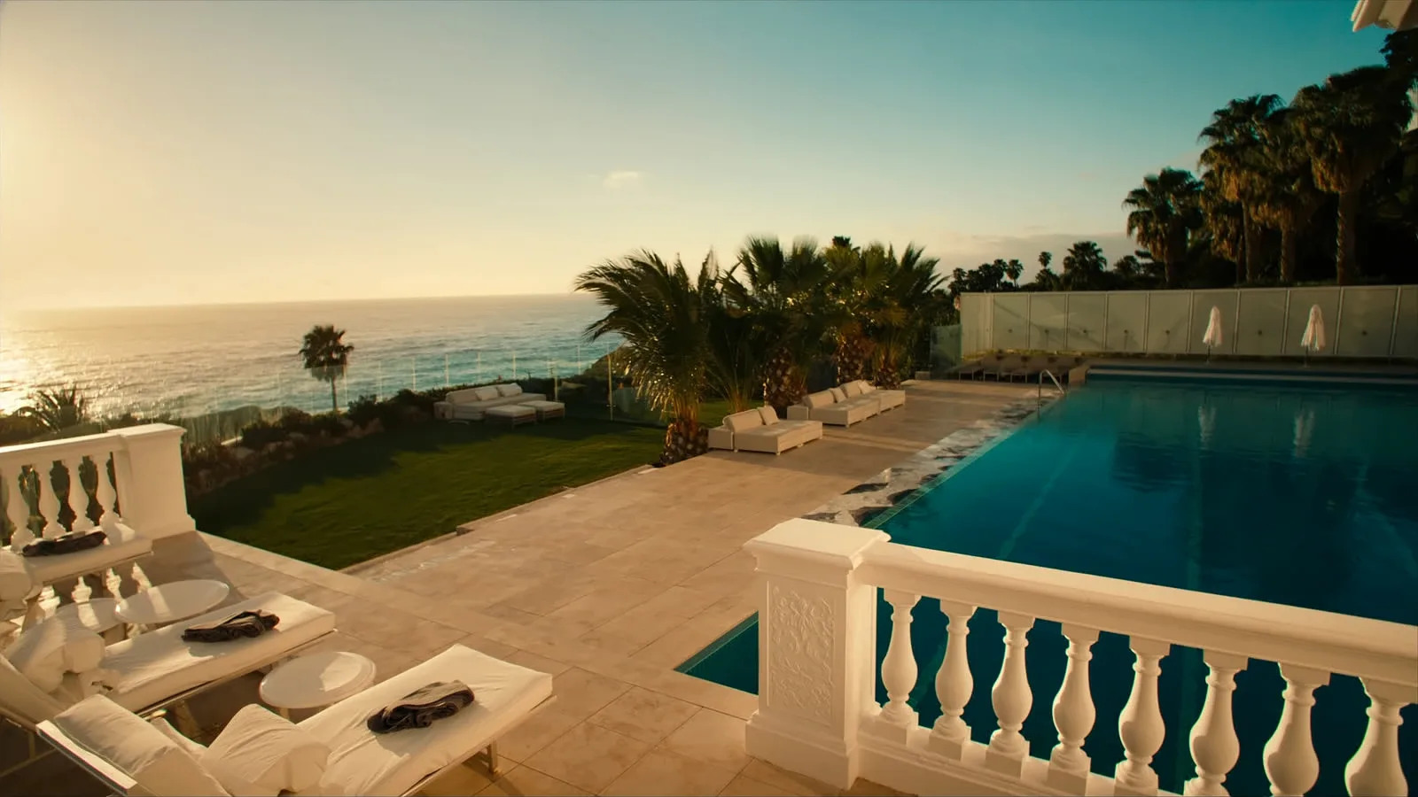 Piscina de borda infinita do Áurea Palace com vista para o oceano