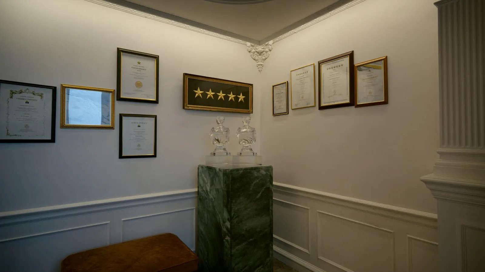 Mural de prêmios e reconhecimentos recebidos pelo Áurea Palace