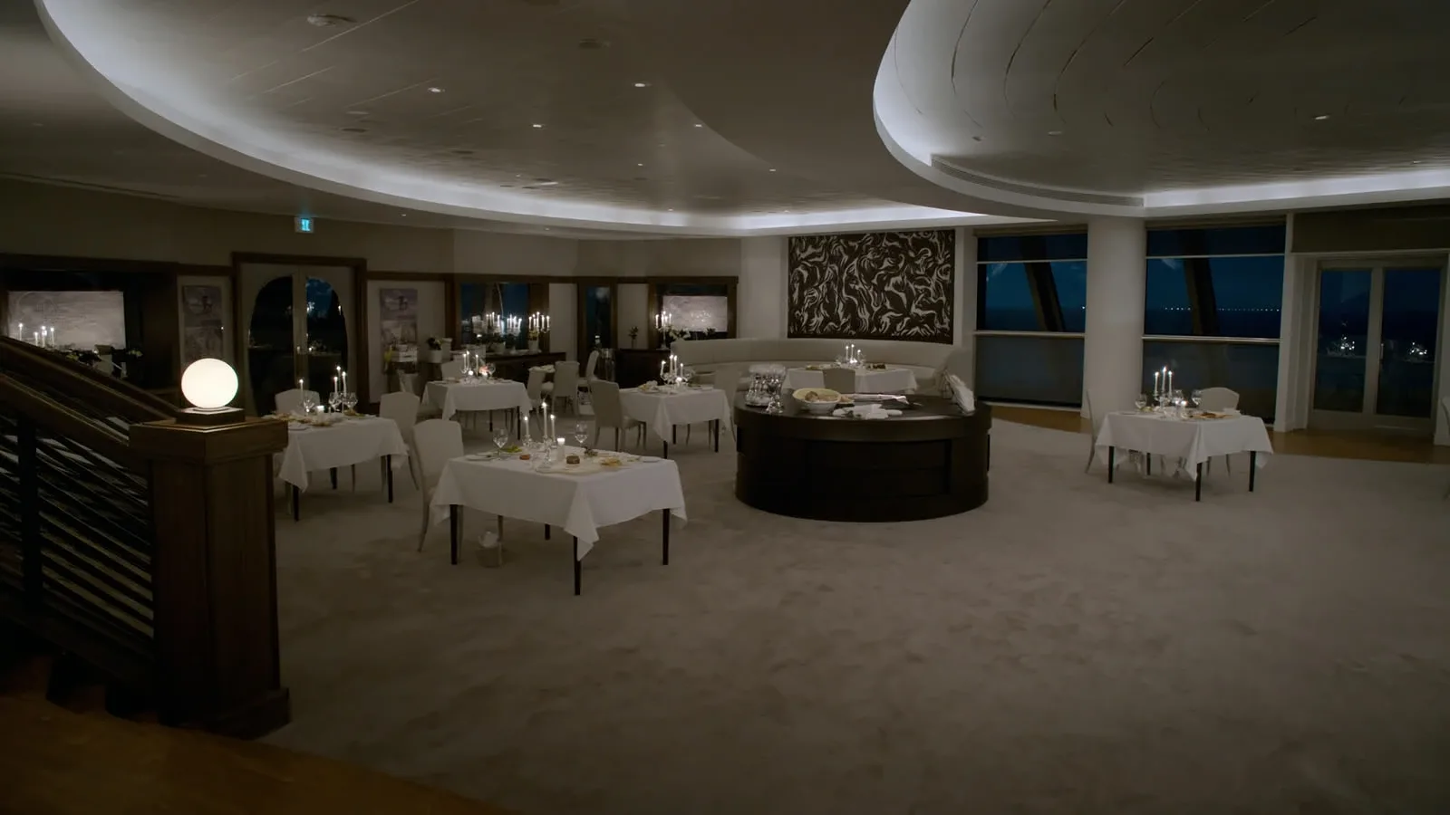 Salão do restaurante gourmet do Áurea Palace com vista para o mar
